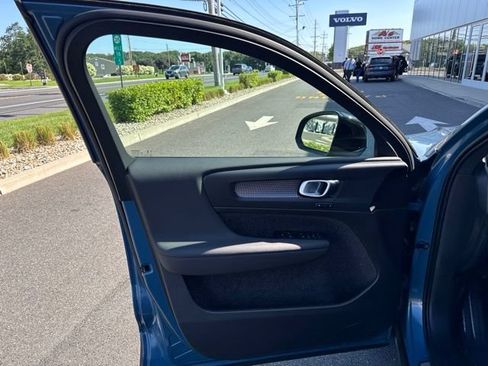Certified 2025 Volvo XC40 B5 Plus AWD/4WD image 19