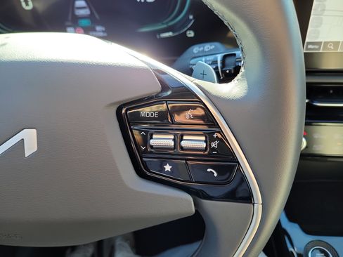 Certified 2023 Kia Niro EX Touring FWD image 28