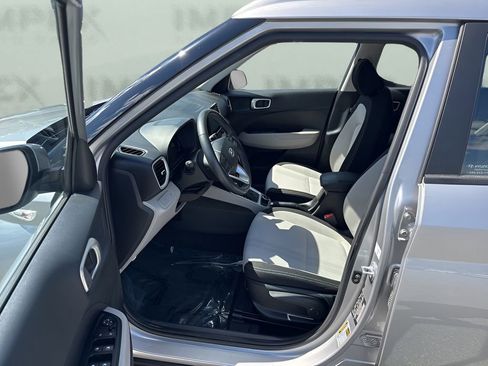 Used 2025 Hyundai Venue SEL FWD image 9