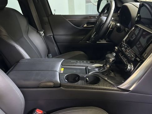 Used 2022 Lexus LX 600 4WD w/ Premium Package image 19