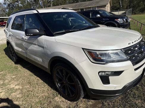 Used 2018 Ford Explorer XLT w/ Equipment Group 202A image 6