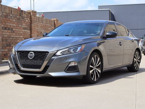 Used 2020 Nissan Altima 2.5 SR FWD image 2