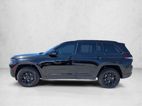 Used 2025 Jeep Grand Cherokee Altitude AWD/4WD image 9