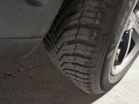 Used 2010 Dodge Challenger SE image 3