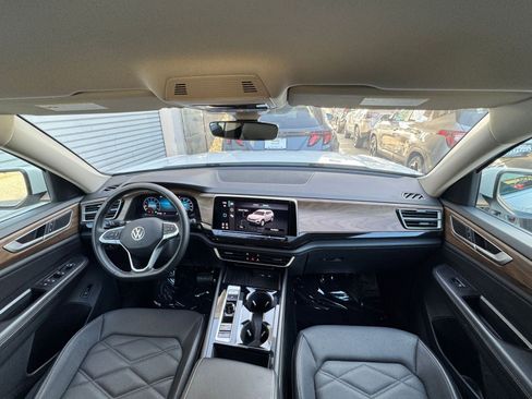 Used 2025 Volkswagen Atlas SE image 34