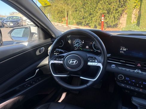Used 2025 Hyundai Elantra Limited image 36