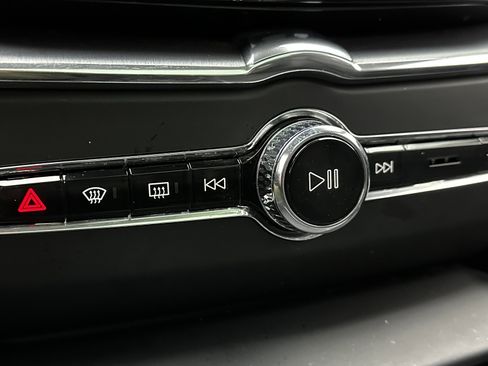 Used 2019 Volvo XC60 T6 Momentum w/ Premium Package image 21