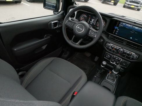 Used 2025 Jeep Gladiator Sport AWD/4WD image 9