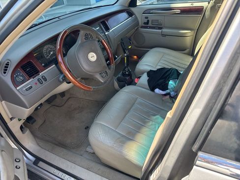 Used 2003 Lincoln Town Car Signature RWD image 4