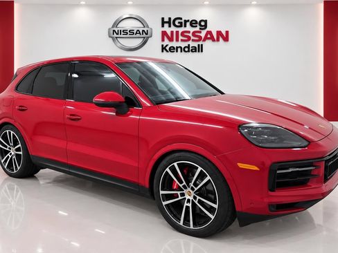 Used 2024 Porsche Cayenne S AWD/4WD image 3