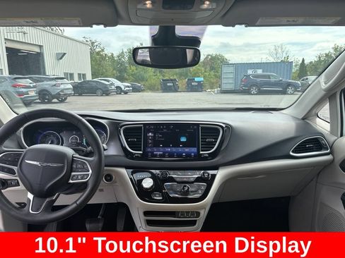 Used 2024 Chrysler Pacifica Touring-L FWD image 15