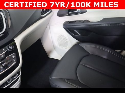 Used 2023 Chrysler Pacifica Touring-L image 15
