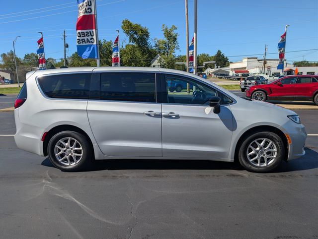 Used 2024 Chrysler Pacifica Touring-L FWD image 6