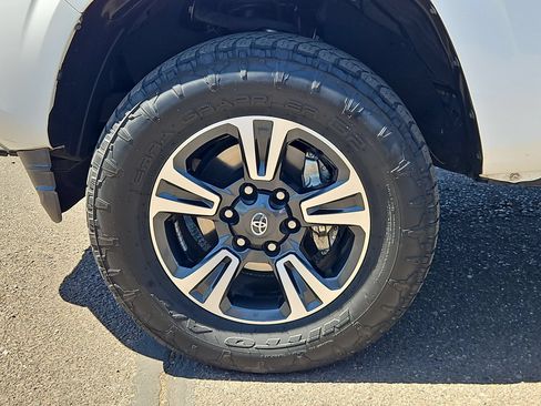 Used 2020 Toyota Tacoma SR5 RWD image 10