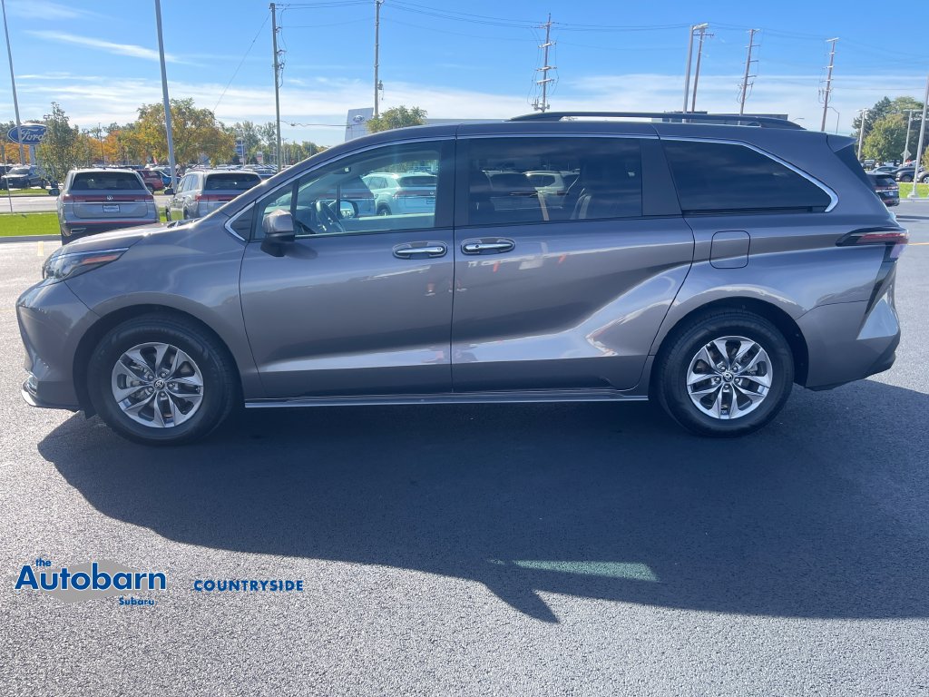 Used 2024 Toyota Sienna XLE AWD/4WD image 2
