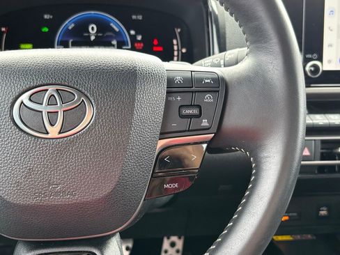 Used 2025 Toyota Camry SE FWD image 17