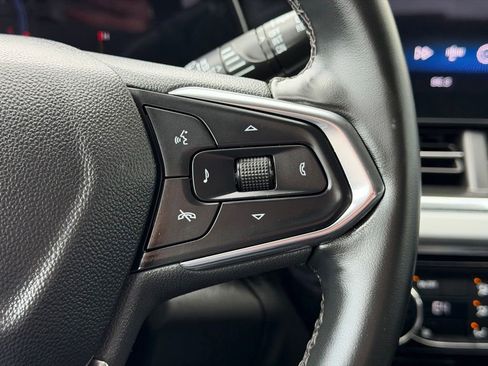 Used 2025 Chevrolet Trax LT w/ LT Convenience Package FWD image 19
