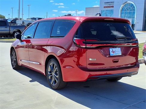 New 2026 Chrysler Pacifica Select image 2