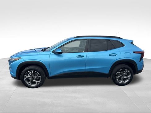 Used 2025 Chevrolet Trax LT image 2