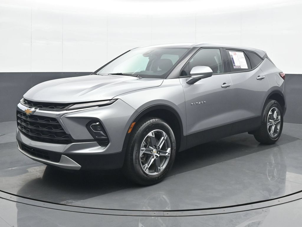 Used 2025 Chevrolet Blazer LT FWD image 2