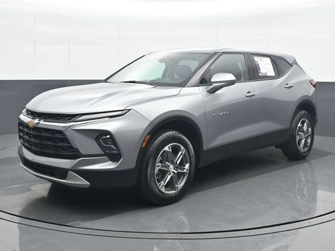 Used 2025 Chevrolet Blazer LT FWD image 2