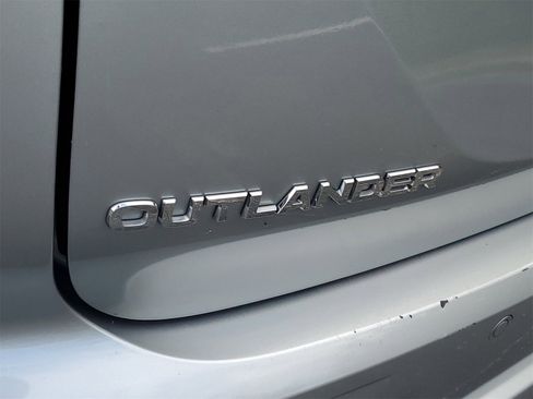 Used 2024 Mitsubishi Outlander SE image 28