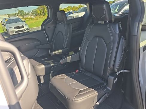 New 2026 Chrysler Pacifica Select w/ S Appearance Package image 19