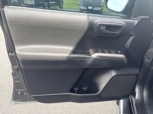 Used 2020 Toyota Tacoma SR5 AWD/4WD image 18