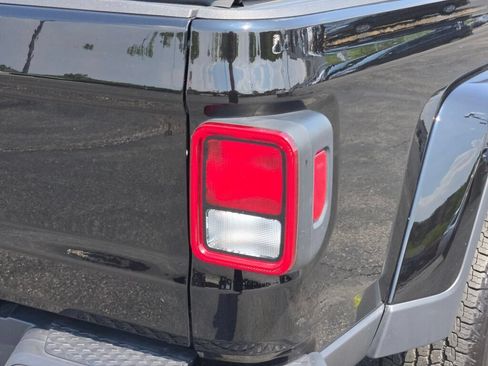 Used 2023 Jeep Gladiator Sport AWD/4WD image 13
