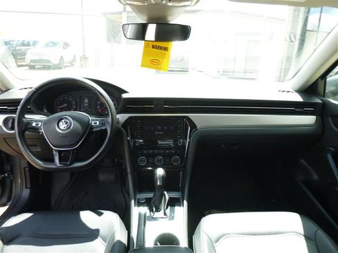 Used 2022 Volkswagen Passat 2.0T SE FWD image 9