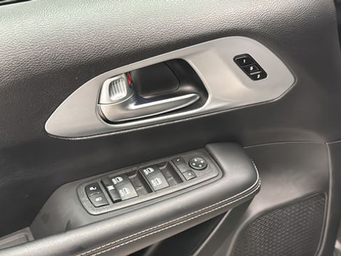 Used 2023 Chrysler Pacifica Touring-L w/ Uconnect Theater Family Group AWD/4WD image 22