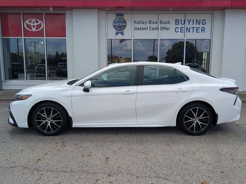 Used 2024 Toyota Camry SE w/ Audio Upgrade Package FWD image 4