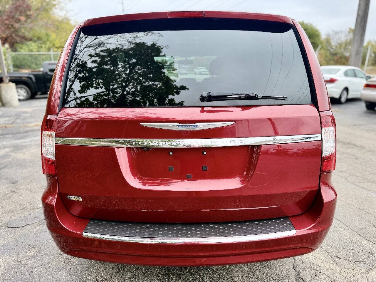 Used 2013 Chrysler Town & Country Touring FWD image 4