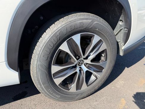 Used 2021 Toyota Highlander XLE FWD image 32