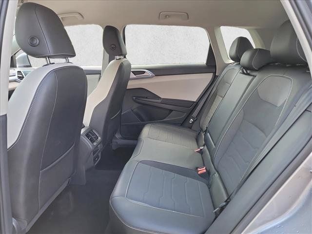 Used 2025 Volkswagen Taos SE FWD image 11