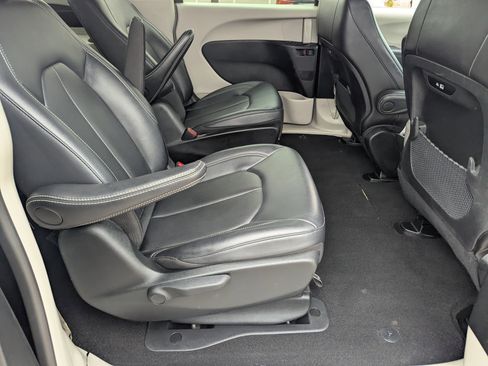 Used 2024 Chrysler Pacifica Select image 15