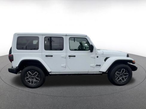 Used 2025 Jeep Wrangler Unlimited Sahara AWD/4WD image 16