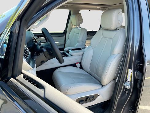 Used 2024 Jeep Wagoneer L Series III w/ Premium Group I image 22