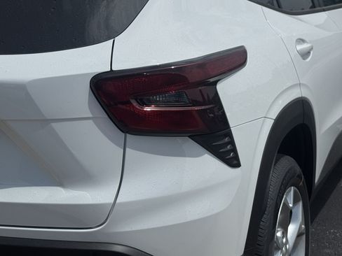 New 2026 Chevrolet Trax LS w/ LS Convenience Package FWD image 5