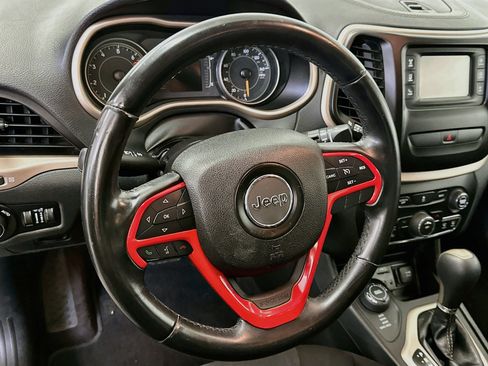 Used 2016 Jeep Cherokee Latitude AWD/4WD image 18