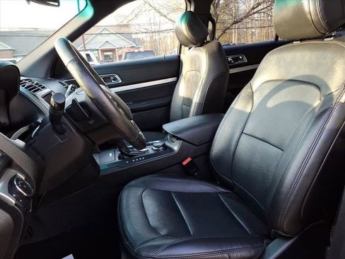 Used 2017 Ford Explorer XLT w/ Equipment Group 202A AWD/4WD image 8