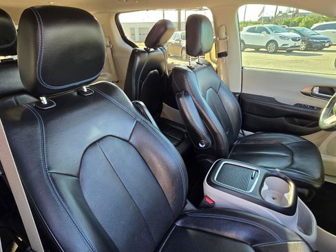 Used 2021 Chrysler Pacifica Touring-L FWD image 23