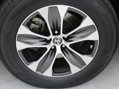 Certified 2022 Toyota Highlander XLE image 10