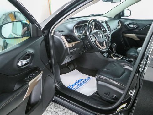Used 2018 Jeep Cherokee Limited FWD image 3