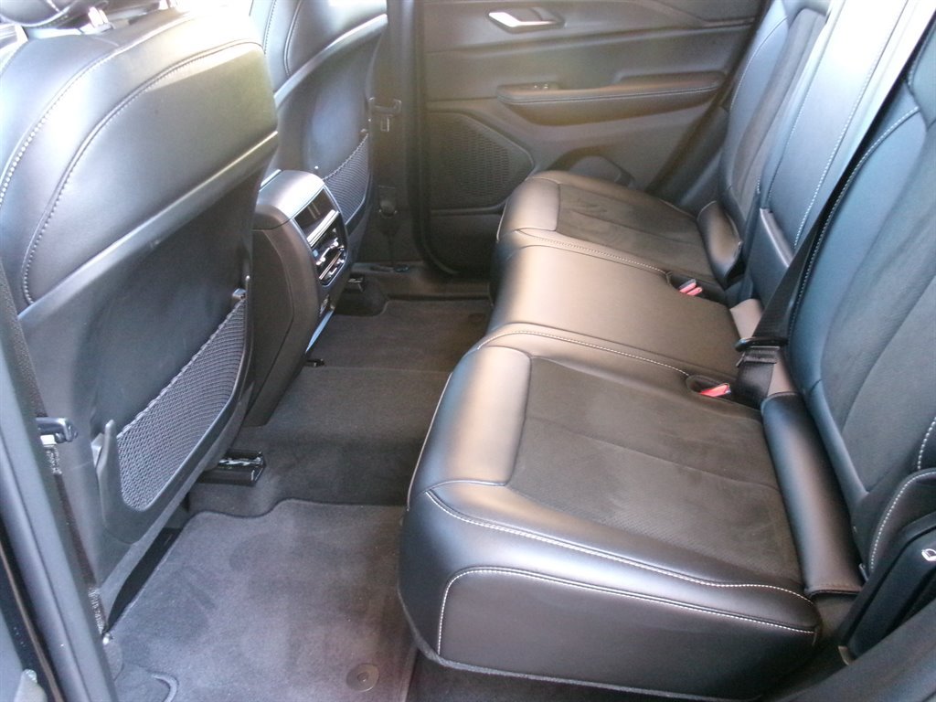 Used 2025 Jeep Grand Cherokee Altitude AWD/4WD image 32