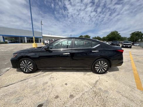 Used 2025 Nissan Altima 2.5 SV FWD image 18