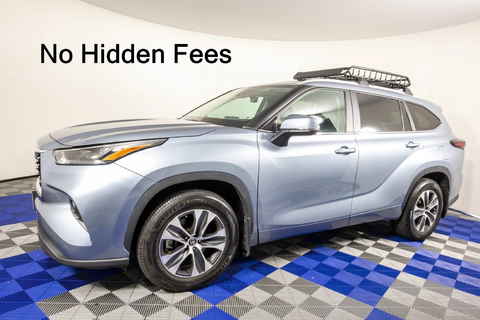 Used 2024 Toyota Highlander XLE FWD image 3