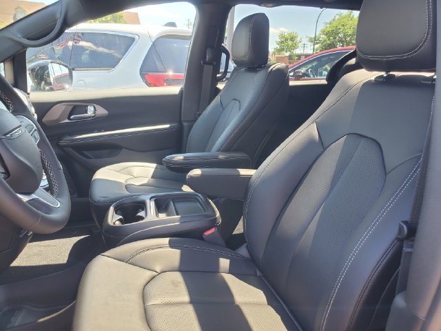 New 2027 Chrysler Pacifica Select w/ Family Tech Group AWD/4WD image 10