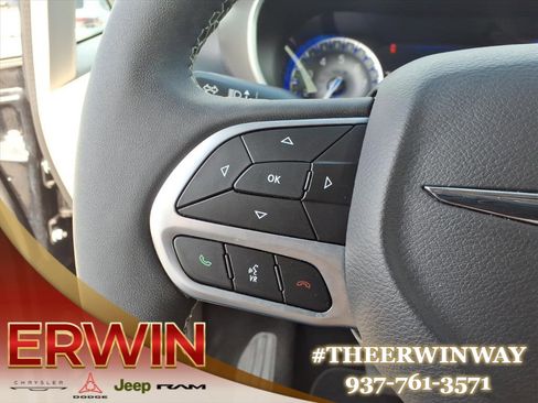 Used 2024 Chrysler Pacifica Touring-L FWD image 18