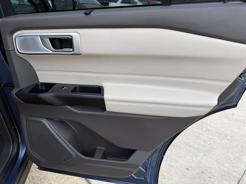 Used 2020 Ford Explorer Platinum w/ Premium Technology Package AWD/4WD image 30